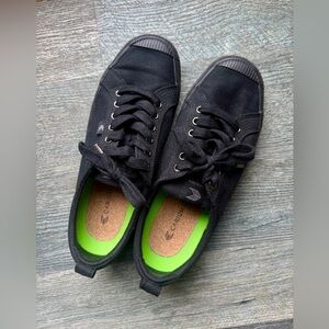 CARIUMA Unisex OCA Low All Black Canvas Sz 9.5 ladies / Sz 8 men’s. EUC